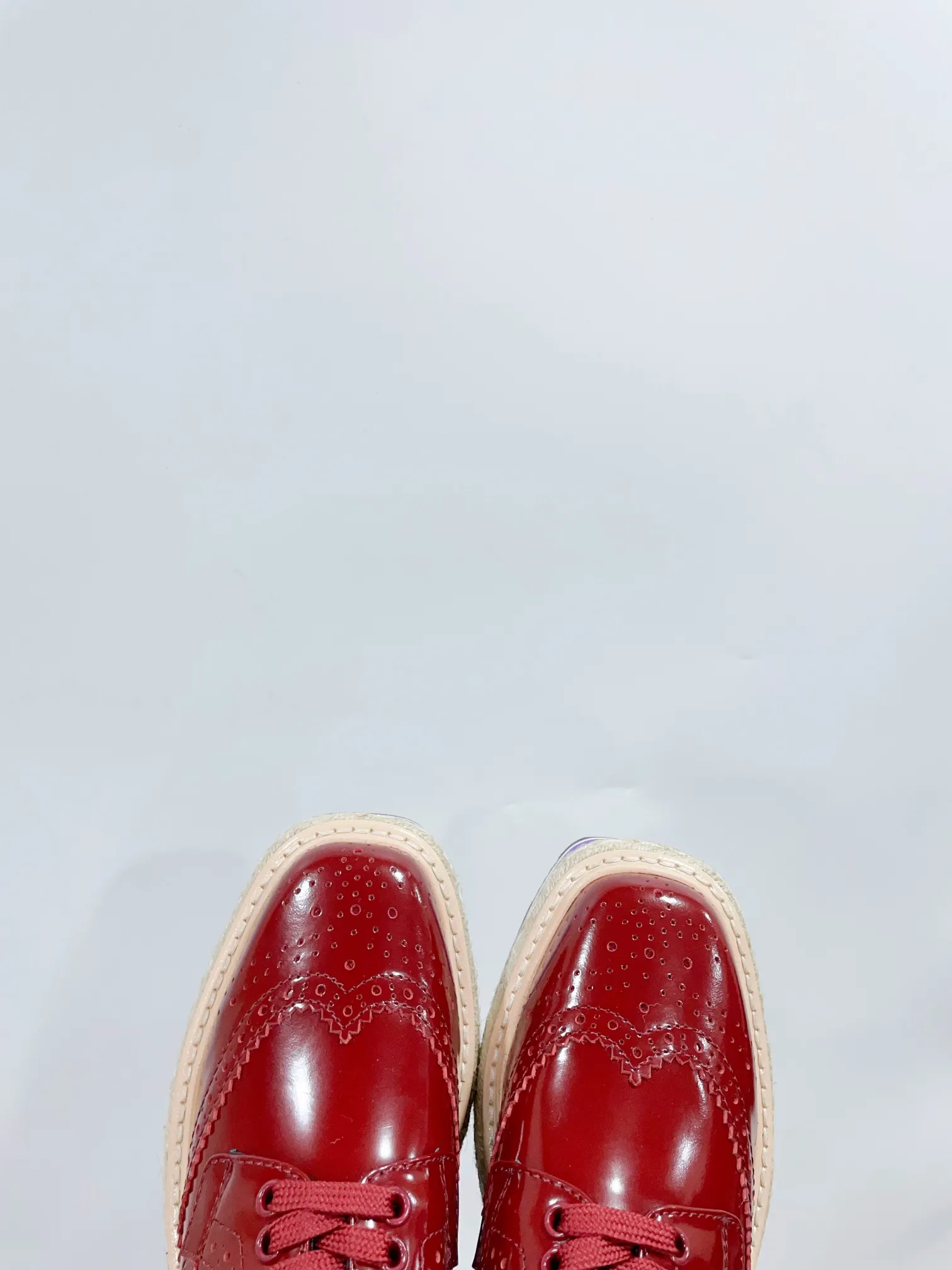 👟👟Ex-factory price 620👟👟 prada fw25 new arrival~ Prada 2025 spring and summer catwalk style｜New platform platform shoes Fashion is a reincarnation P platform shoes have become popular after many years! The classic ten thousand year model #laces, punching, carvings, full of retro British style 💯 The foam material platform thick bottom has a height-increasing effect, which is great news for petite girls! Fabric: Original custom-made imported open-edge beads, sheepskin lining. Sole: Original open-molded Tpu ultra-light foam outsole. Sole thickness: 6CM. The ultimate height increase~ 𝙎𝙞𝙯𝙚: 35-40 (customized for 40 women). Extremely cost-effective ex-factory price, no negotiation for bulk orders.